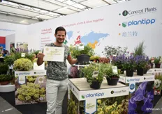 Peter Rijssen of Plantipp proudly showing the award they won for the clematis Clematis ‘Zo14100’ (Little Lemons).